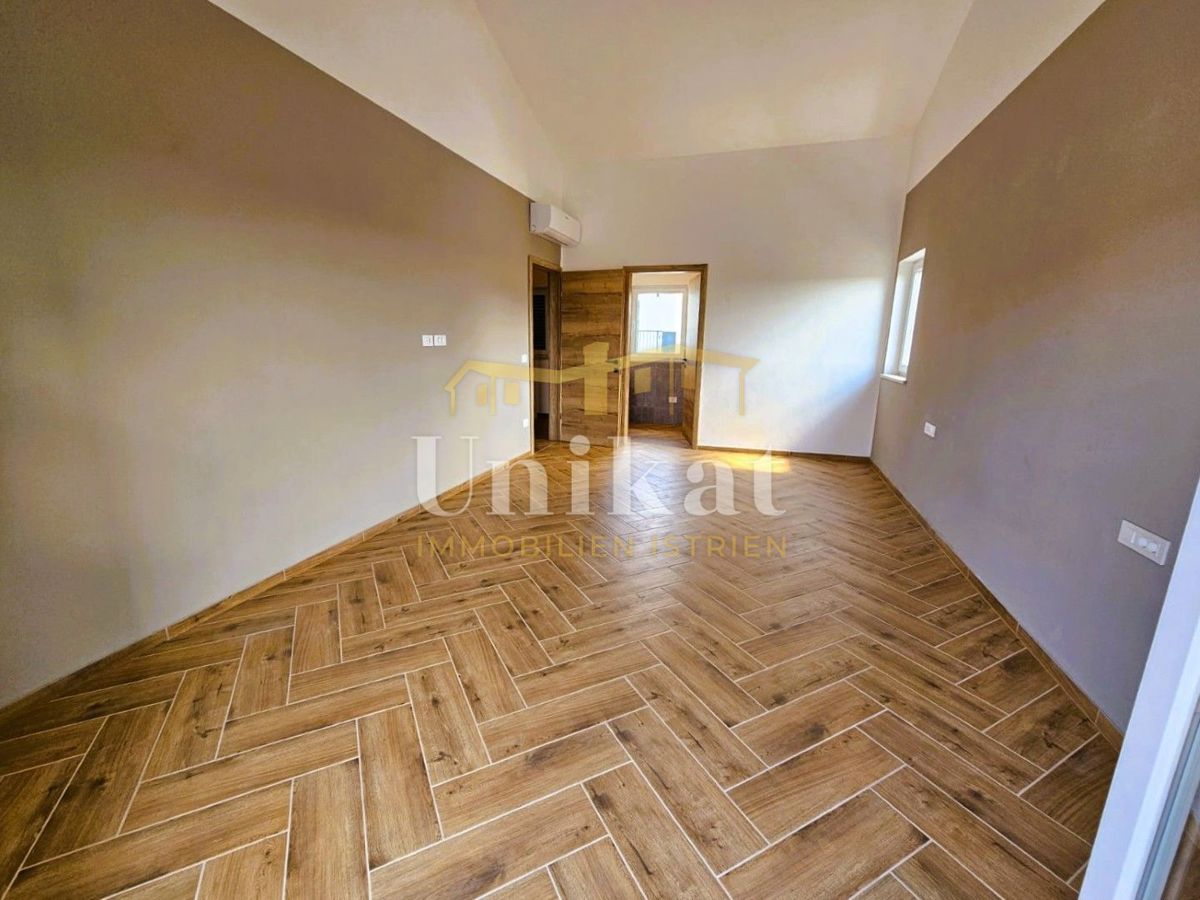 Novogradnja: hiša s 3 spalnicami in bazenom - pogled na morje